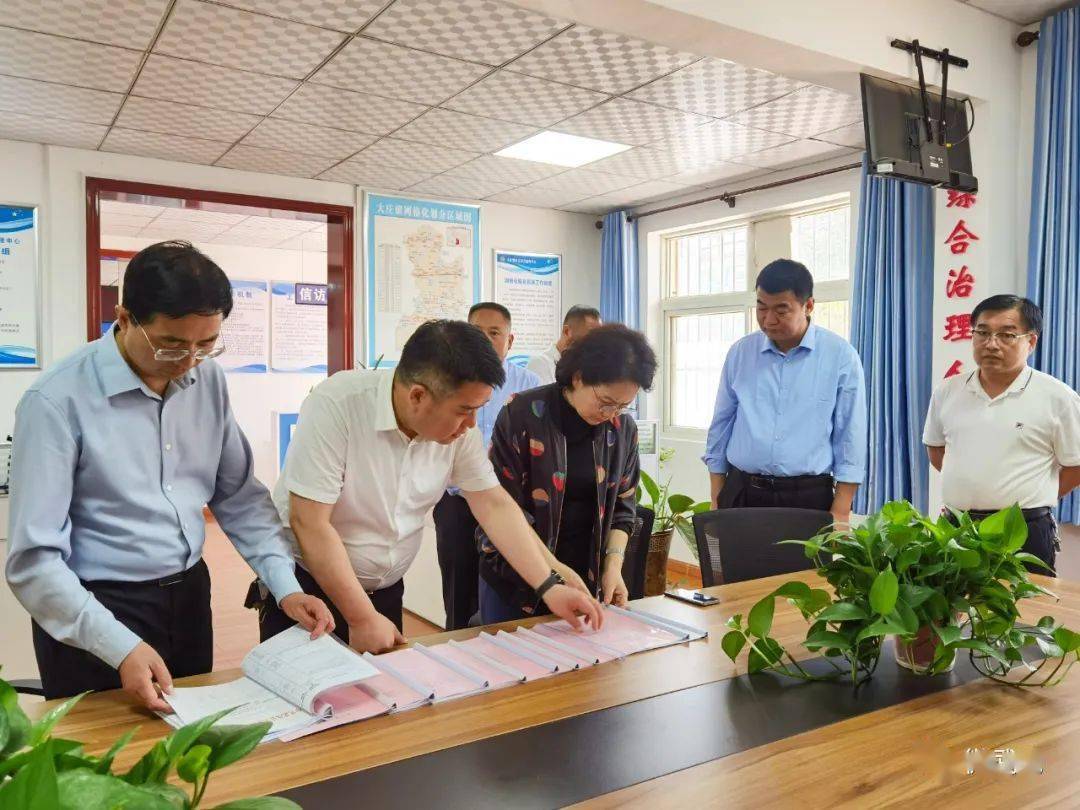 县委常委,政法委书记贾小轩,县人大常委会副主任马俊祥一同调研