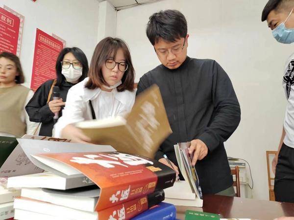 几乎每个大学生手里,桌上,都有三五本马伯庸的著作,只等讲座一结束,便