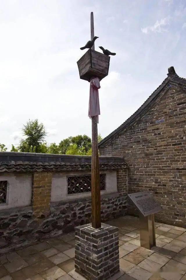 8,满族院内一般都会有影壁,立有供神使用的"索罗杆".