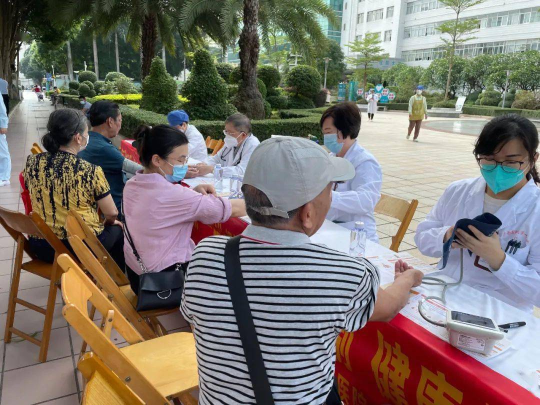 莫剑梅副主任医师等高血压医护专家团队在我院花园广场前开展2023年"