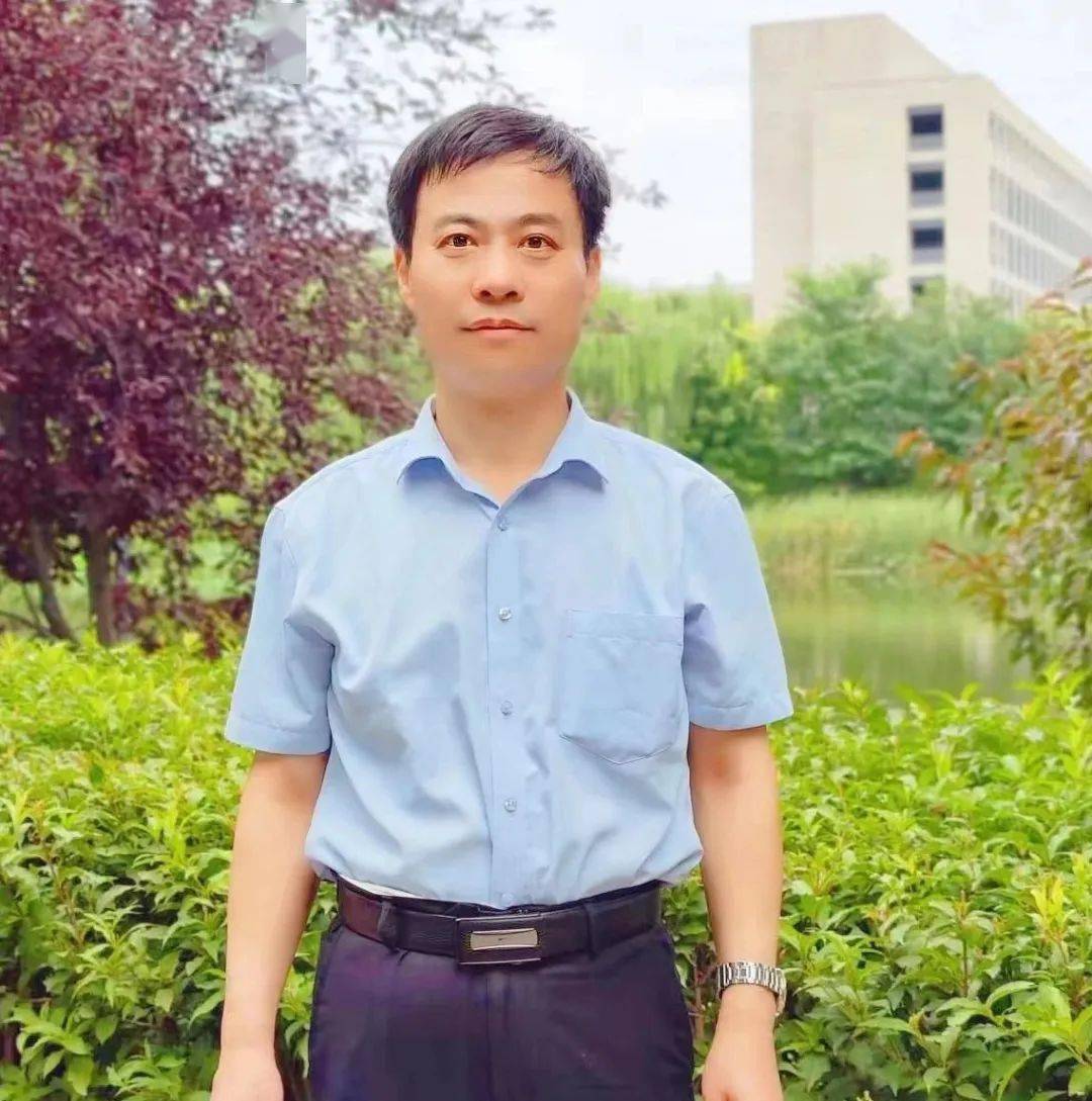 张瑞江,硕士研究生,毕业于天津师范大学,装甲兵学院,解放军艺术学院