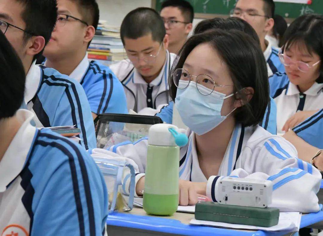 平稳顺畅 超常发挥三明二中在高三备考期间,老师们扮演着重要的角色