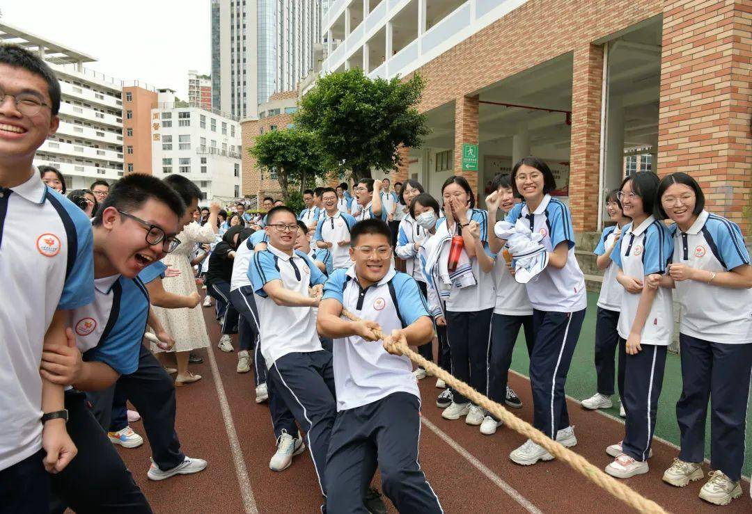 夜幕降临后的第一节晚自习,三明二中的科任老师们总会提早出现在教室