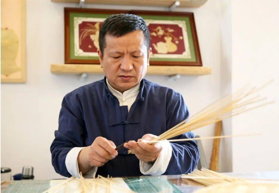 千丝万缕 织就精美器具一经一纬 编出无穷创意在苇编制品渐渐淡出人们