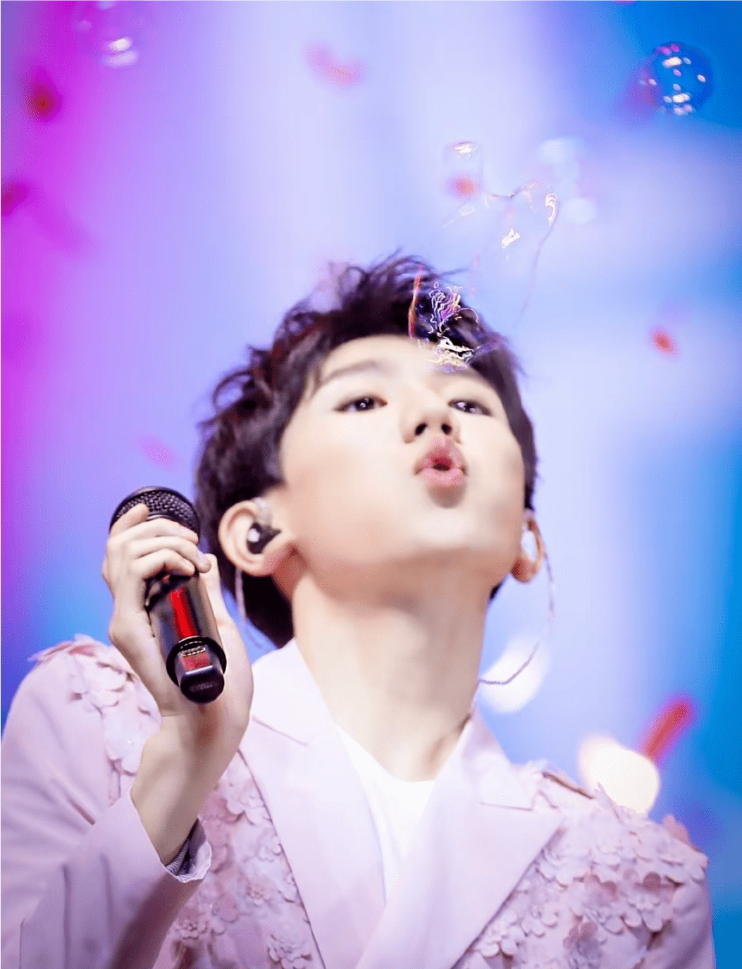 声喊结婚王源笑容羞涩,唱《骄傲》穿的衣服和早年一样_时候_星星_婚纱