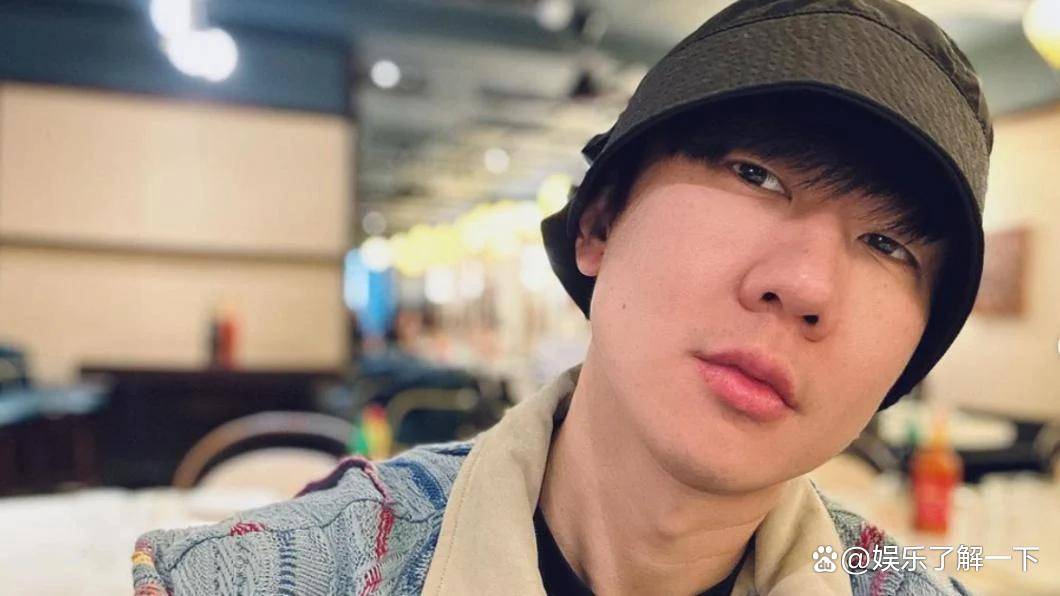 林俊杰归国后低调坐地铁,乘客低头滑手机,却没发现他就在身边_宣传