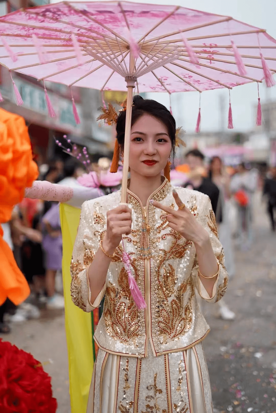 潮汕被这群扛大旗的靓女刷屏了._潮普_康泰_图片