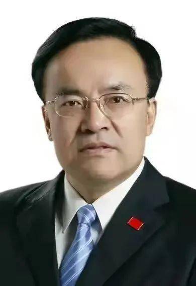 开幕式上,市委书记丁纯为铜陵一中七八届校友,中国工程院院士,全国
