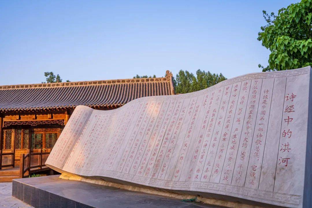 在鹤壁市淇滨区的淇水诗苑,这里以《诗经》为主题,以淇河为载体,共