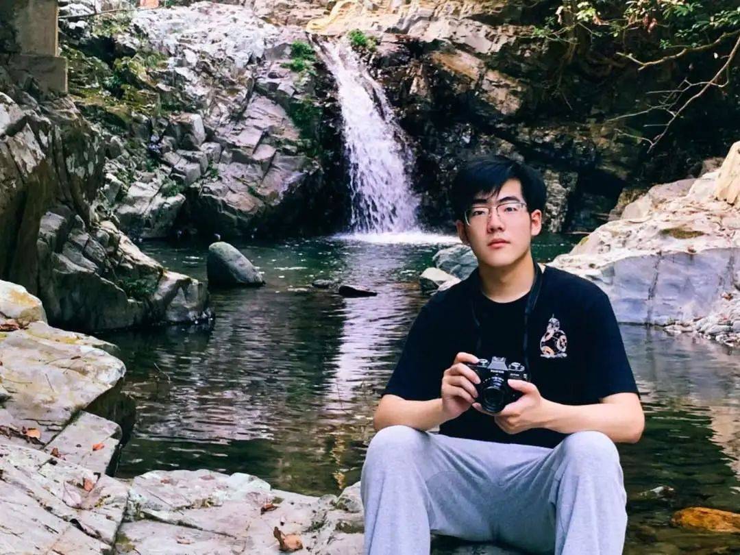 大一入校,李林轩在浏览学院老师的个人主页时,被罗纲教授丰富的科研