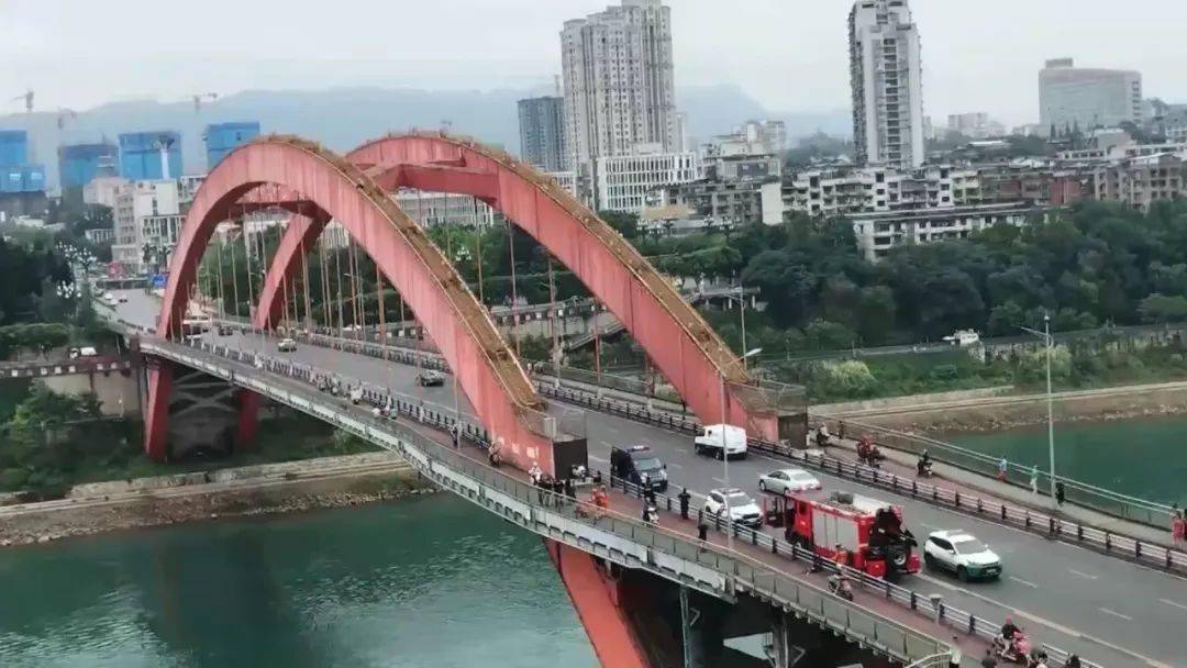 宜宾南门桥一男子爬上桥拱欲跳桥!民警上前劝解……_救援_人员_网友