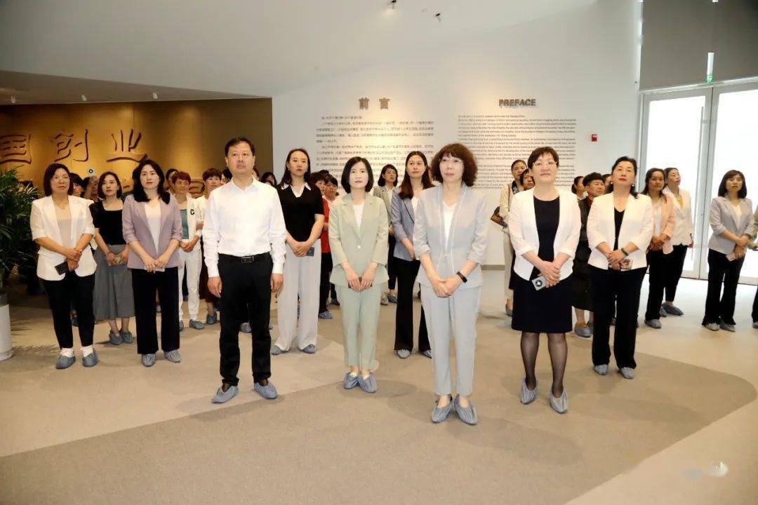 在张士平纪念馆,女企业家们在解说员的引领下,通过年谱图版,一生长卷