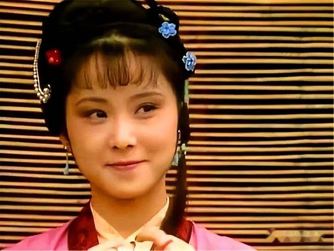 晴雯病中被撵,枯瘦如柴,为何手上"犹带着"四个银手镯?