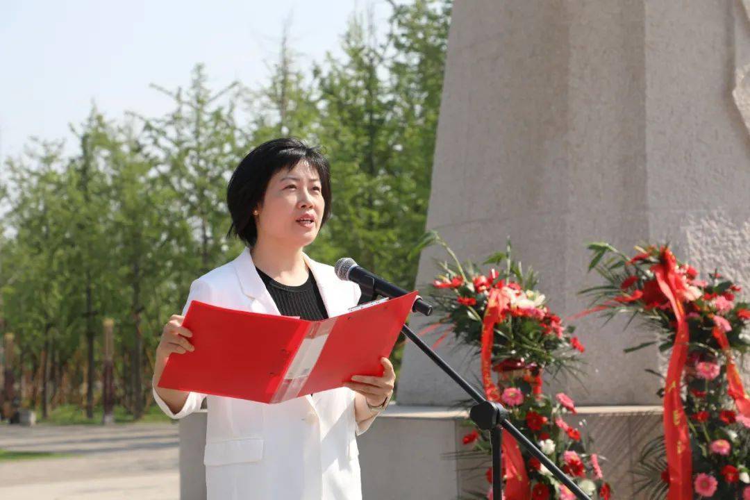 县委副书记,县长赵丹为第六届"孝老子女"代表颁奖.