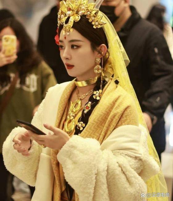 众星cos王者,赵丽颖玉兔美到心巴,戚薇虞姬1:1复刻,雅典娜辣眼睛_荣耀