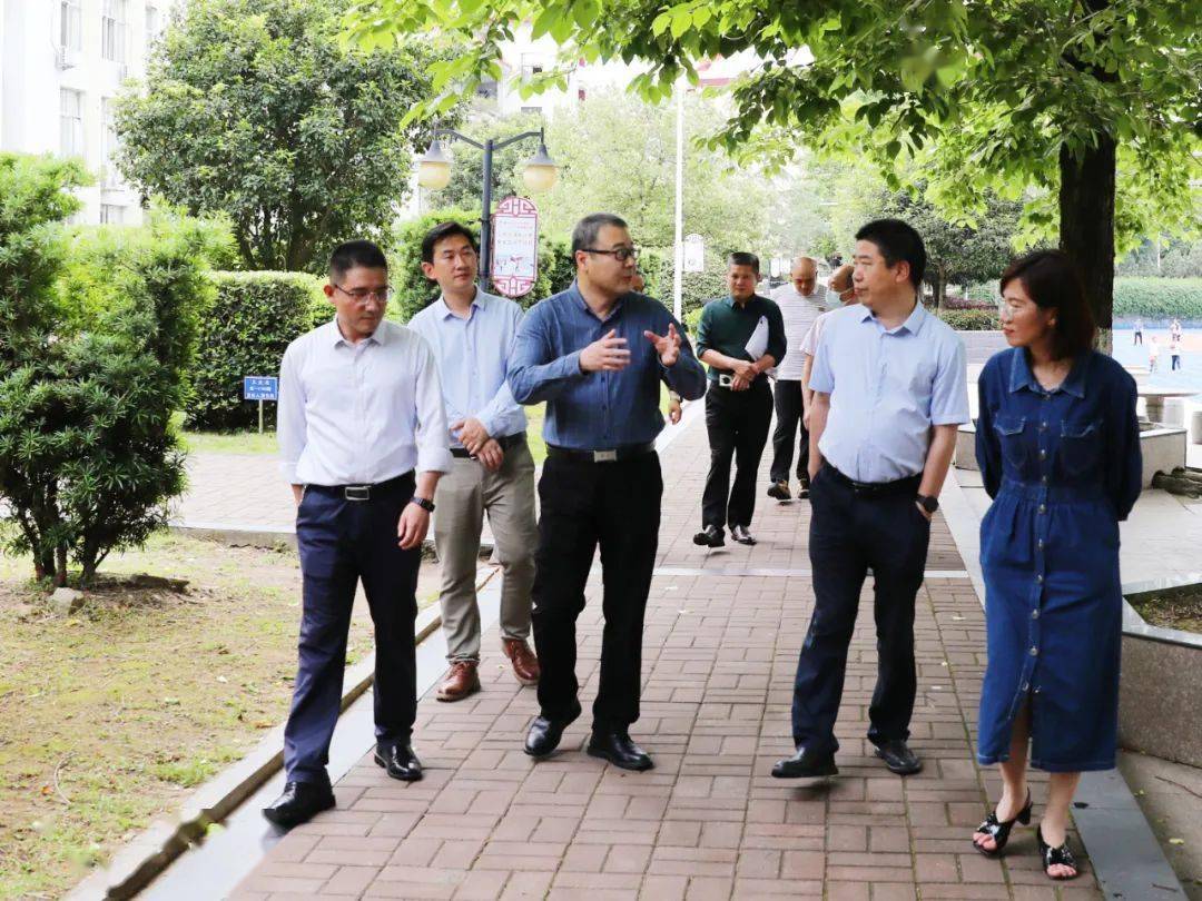 5月17日,市教育局党组书记,局长郭海鸣带领相关工作