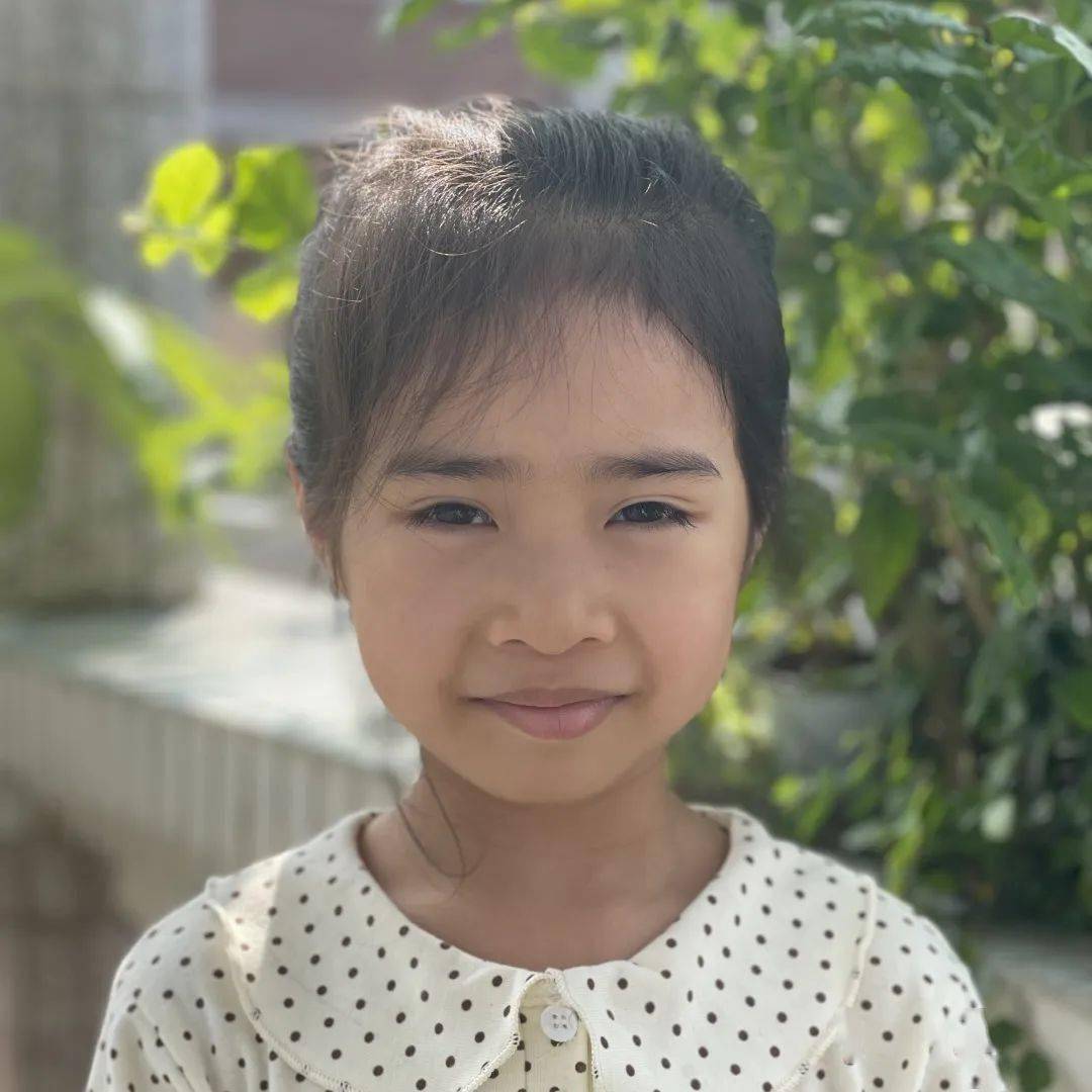 104班崔家贤荐读《上海寻宝记》103班梁子怡荐读《做最勇敢的自己》