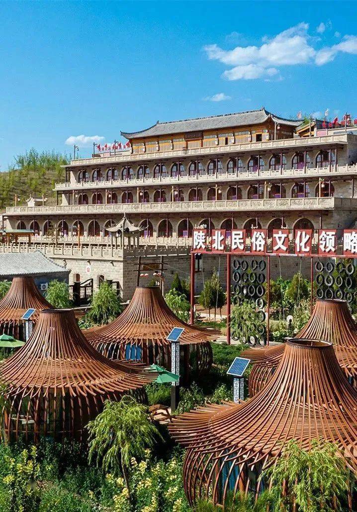 还是饶有风趣的树屋,简洁的空间,质朴的家具,大美石窑在民俗与时尚的