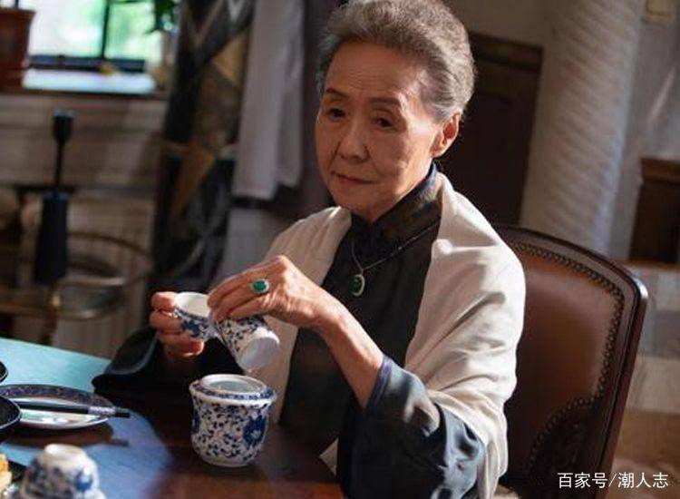 泛亚电竞耄耋之年芳华依旧！84岁中国奶奶无惧年龄穿衣打扮赛过同龄人(图7)