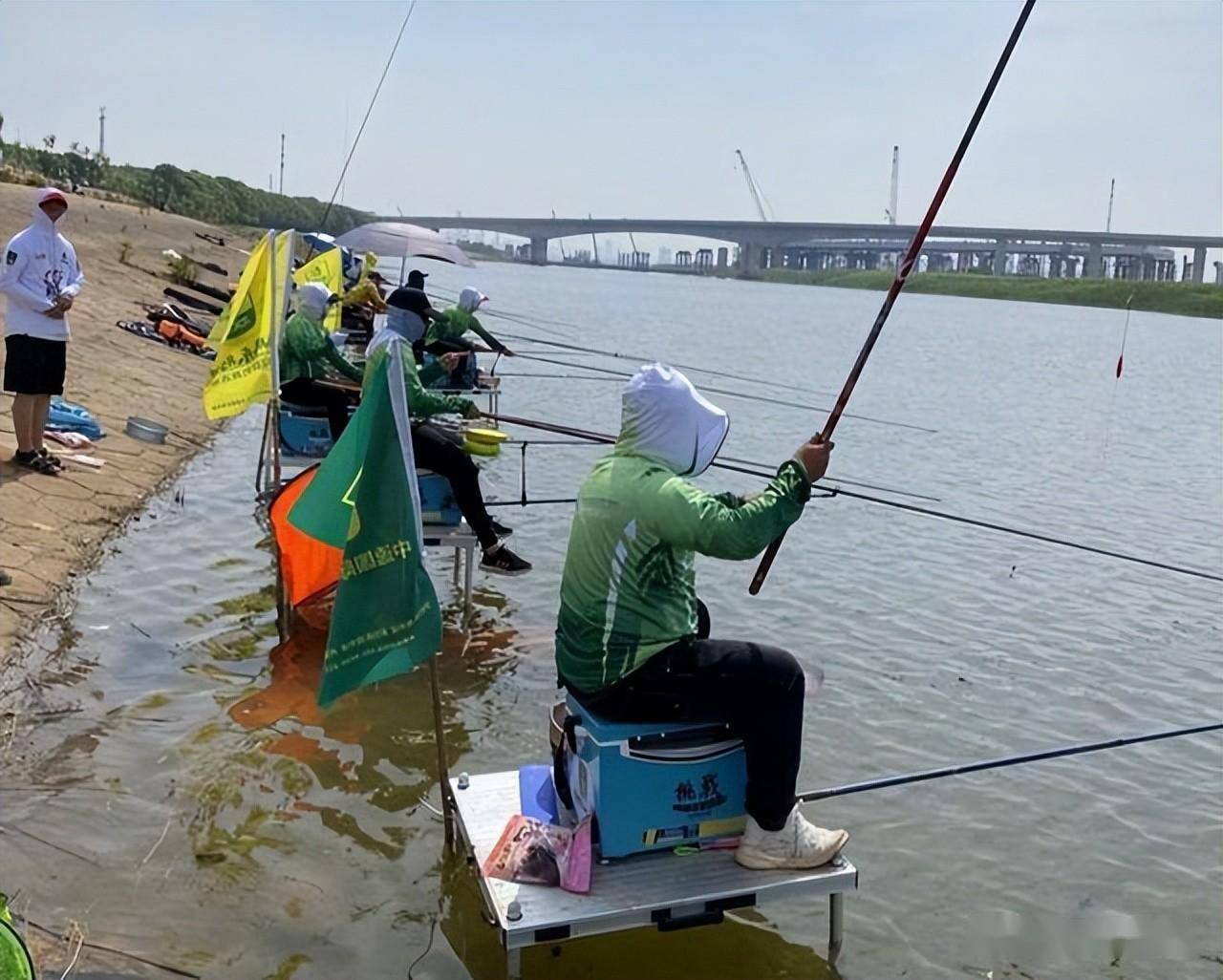 武汉男子东荆河"钓鱼"被抓!网友热议:弄一条鱼用得着上铐子?