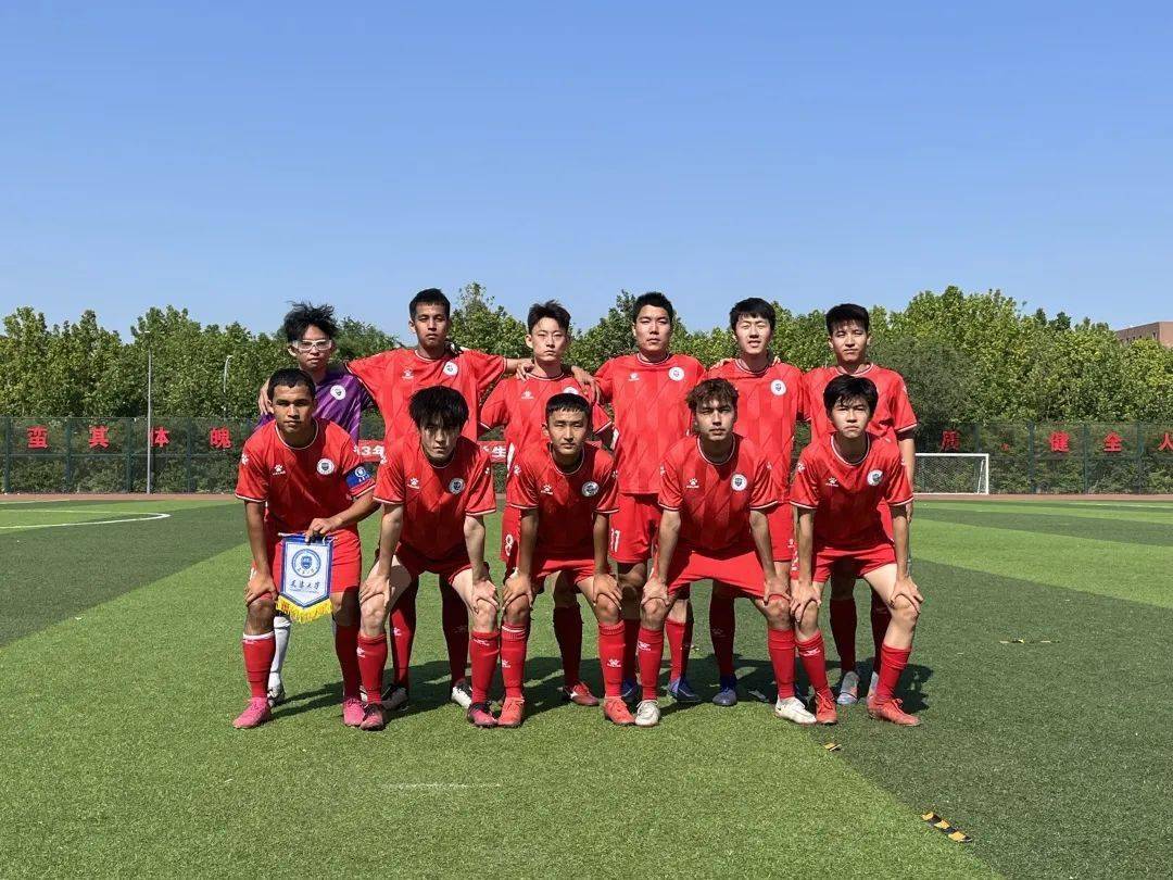 18天津市大足赛决赛于5月18日进行,我校足球队在主教练杨玉明老师的