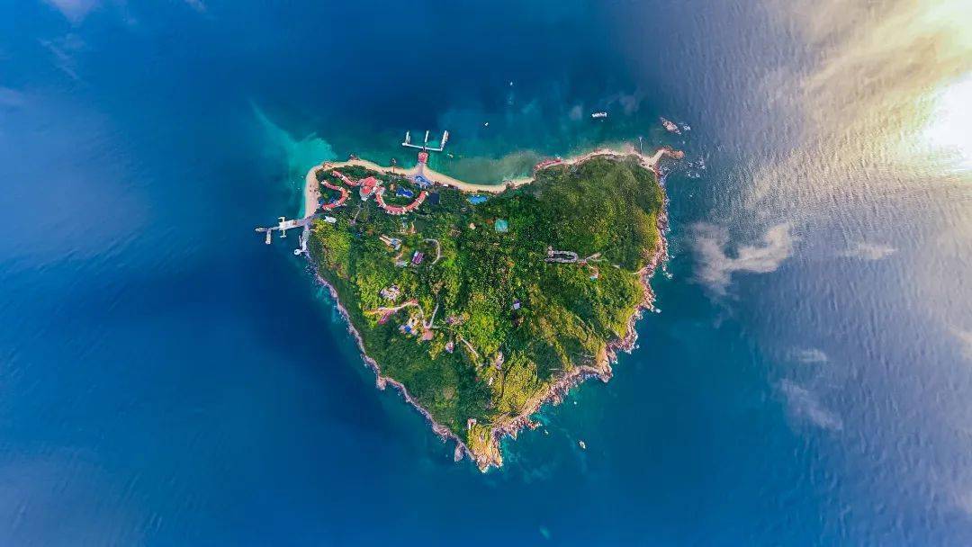 是个见证爱情的天堂蜈支洲岛又被称为"情人岛"99 蜈支洲岛迎着海风