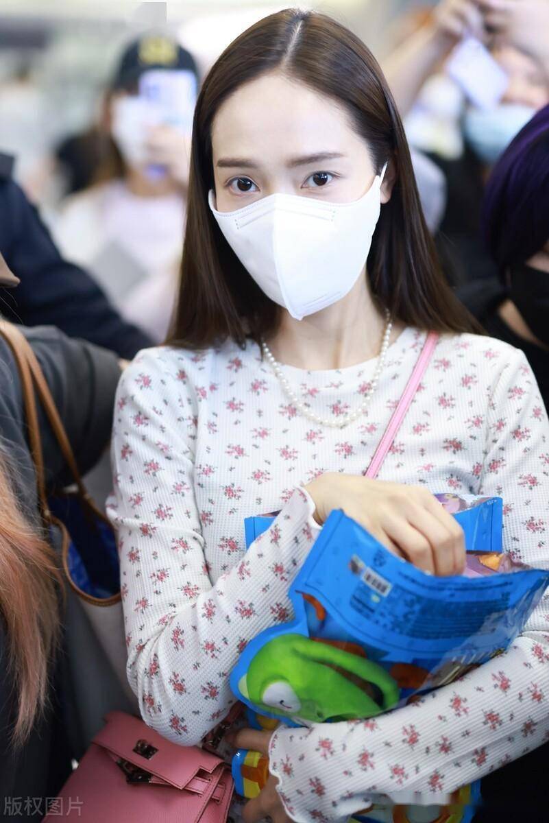 街拍:郑秀妍白色碎花t恤 白色阔腿裤清新简单_机场_上海