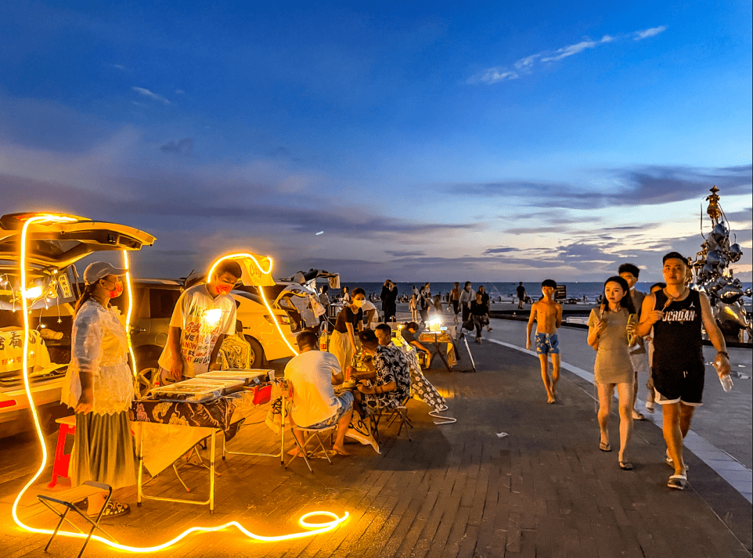 夜购,夜游,夜娱,夜秀,夜读,夜健"等夜间主题活动,定期举办沙滩足球赛