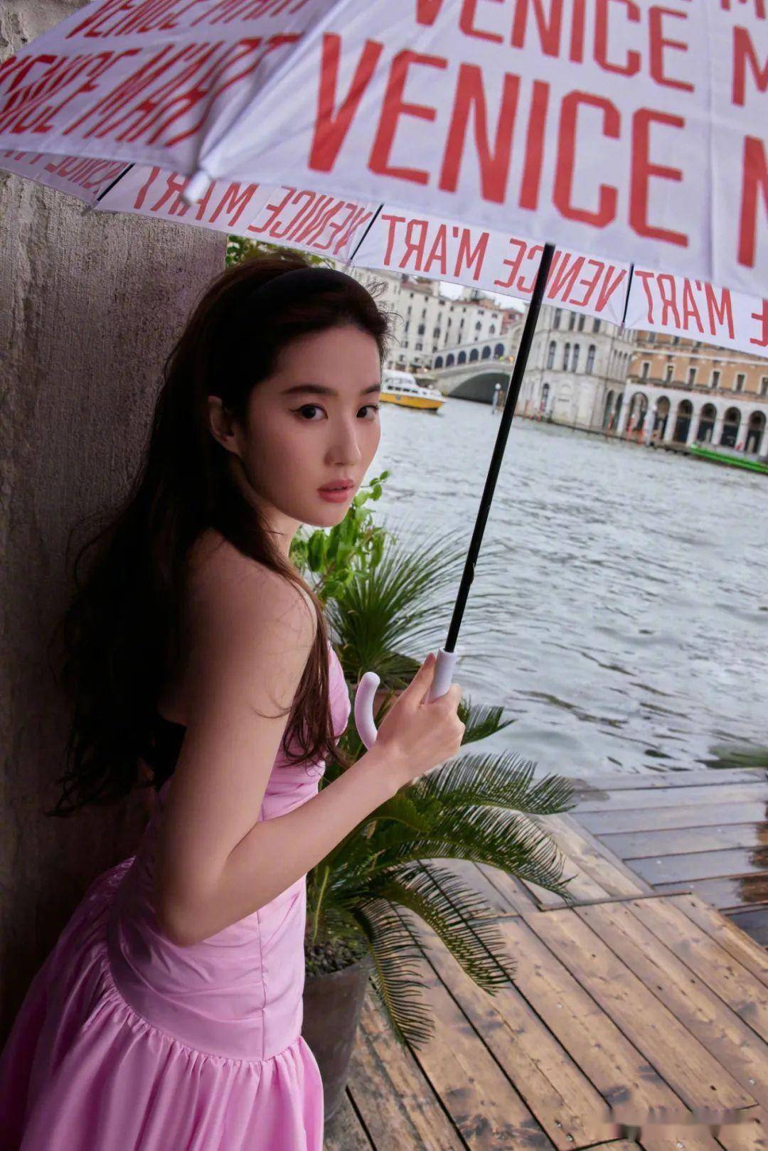 刘亦菲《时尚cosmo》封面大片,盛装美人仙品容貌