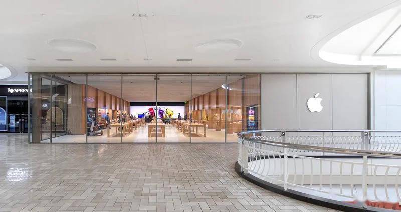 苹果Tysons Corner零售店今天开业 采用木镶板、挡板天花板设计