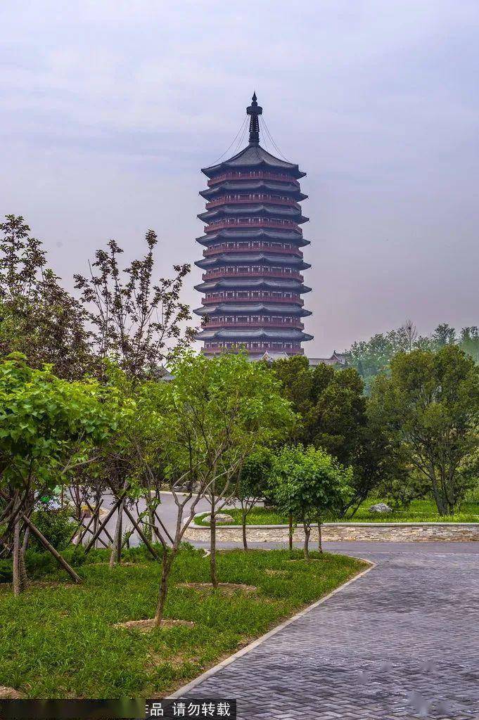 永定塔附近花径从园博园2号或3号门进入,导航搜索"彼得拉茨花园",蔷薇