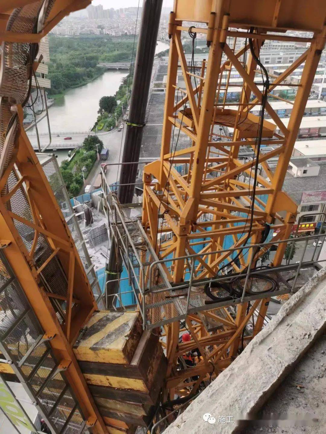 广东一在建工地发生塔吊事故!