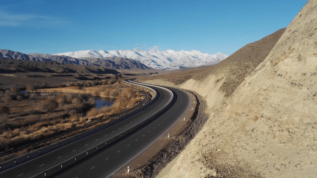 中吉乌公路东起我国新疆伊尔克什坦口岸,穿过吉尔吉斯斯坦南部城市