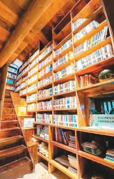 企业员工需要为孩子借阅少儿类图书时,可以到林辉家;瓦林村村民需要
