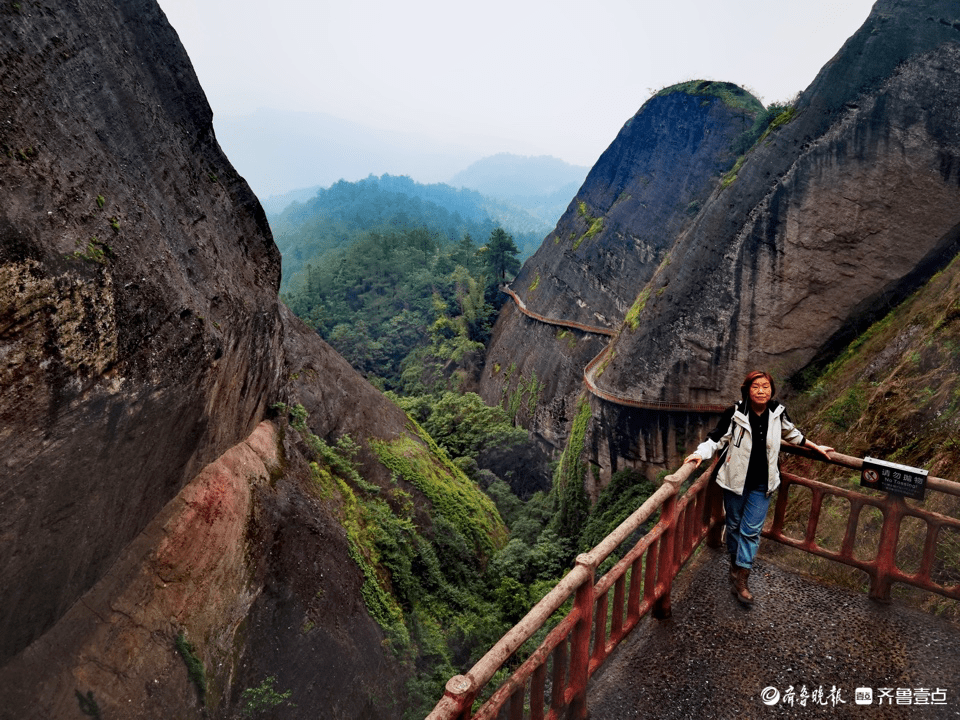 湖南崀山骆驼峰风景区,风景秀丽迷人_李春英