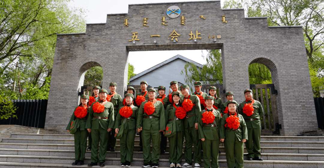 —乌兰浩特市举办"红色"革命主题集体婚礼