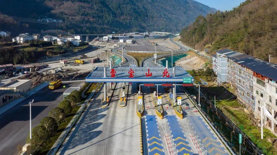 g69银百高速城口段建设纪实摄影集正式上线 完整画册赶紧扫码观看