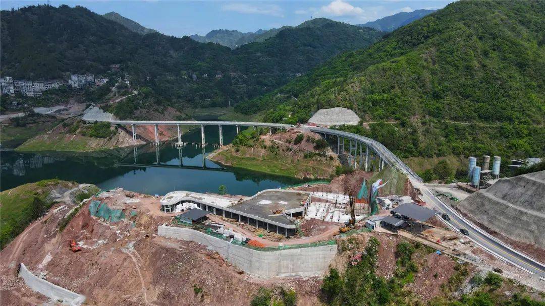 大力推进向阳水库,恐龙国家地质公园等重大项目建设.