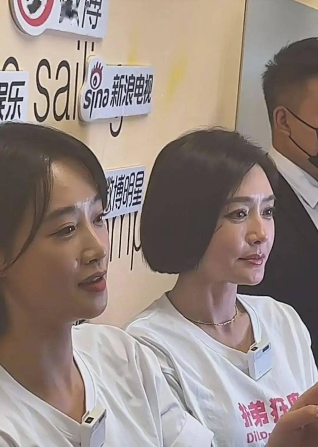 中一眼就看到秦岚,就没想到她笑起来的时候,脸上居然会有这么多的皱纹