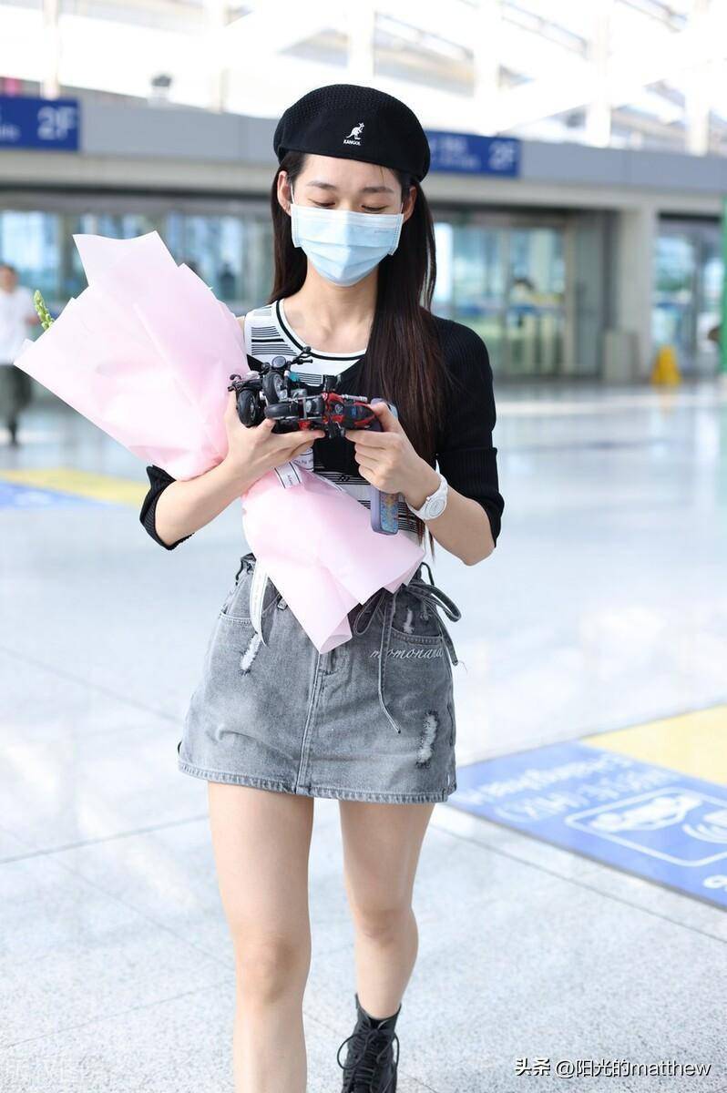 街拍:段奥娟黑色上衣 短裙 贝雷帽时髦个性_北京_机场