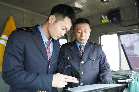 局集团有限公司佳木斯机务段的客车司机孟春雷准时来到车间调度室,和