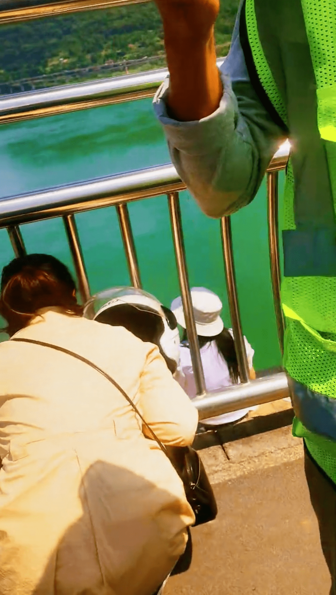 宜宾长江桥一年轻女子欲跳桥!万幸的是……_网友_轻生_东西