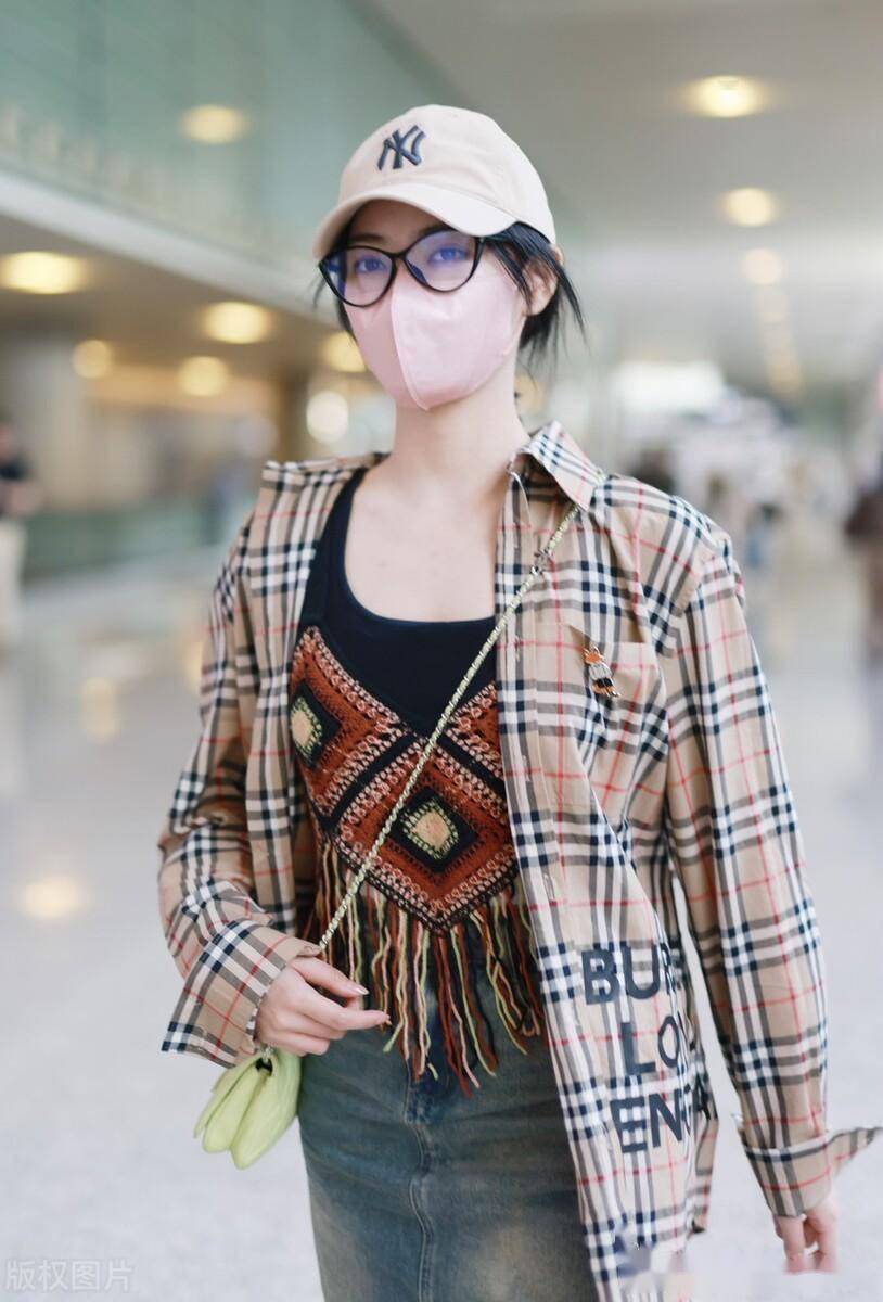 许佳琪现身上海机场,身着格子衫简约低调