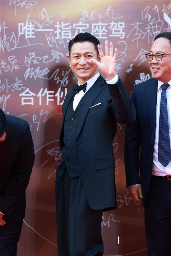 刘德华帅气现身华表奖红毯 气场十足_电影_水立方_剧情