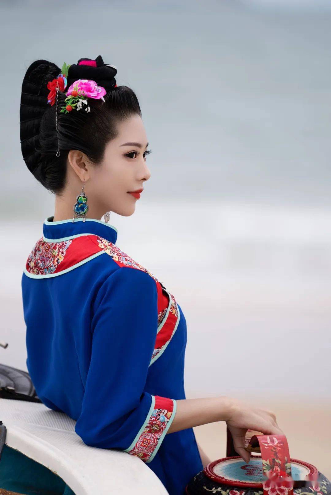 湄洲女头饰服饰的特征这句莆田当地民谣生动概括了红黑裤子寄平安.