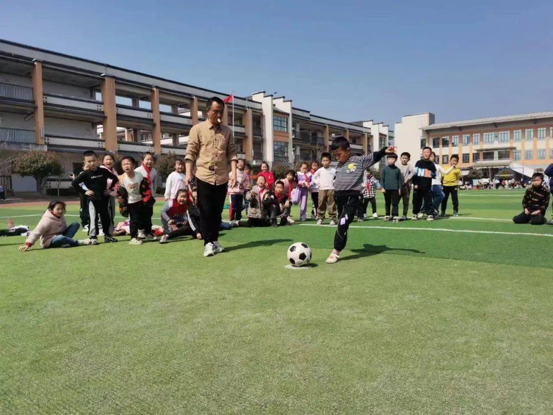 宁乡这所乡村小学竟有31支足球队?_黄材镇_训练_校园