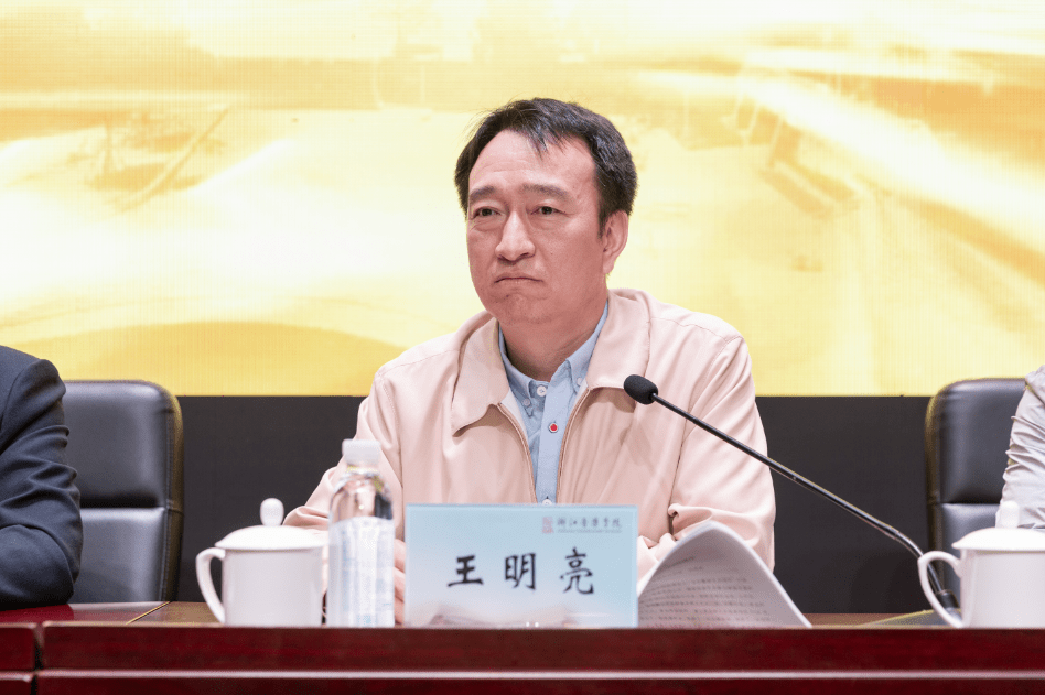 国家艺术基金管理中心主任王明亮,规划处处长刘立明,学院党委书记干武