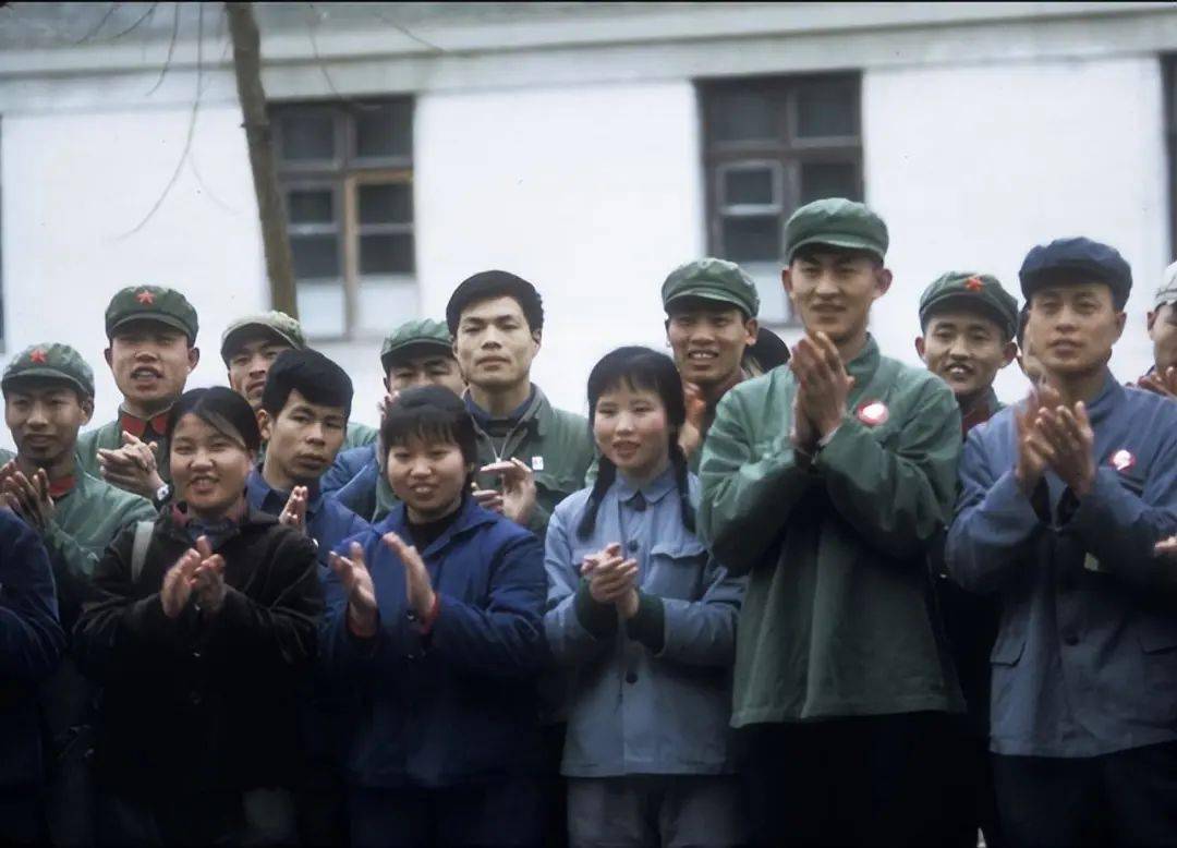 中国70年代老照片,那段激情燃烧的岁月,你怀念吗?_外国_年轻人_穿着