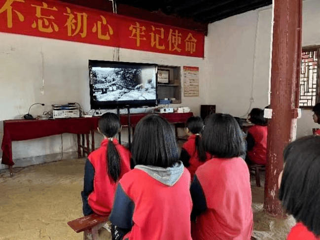 青研学 | 新平建兴中学开展"学习二十大 永远跟党走 奋进新征程"主题