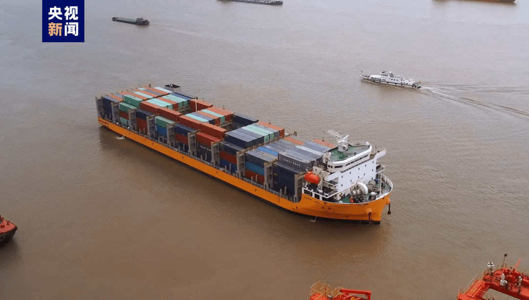 武汉阳逻港迎首艘入境万吨海轮